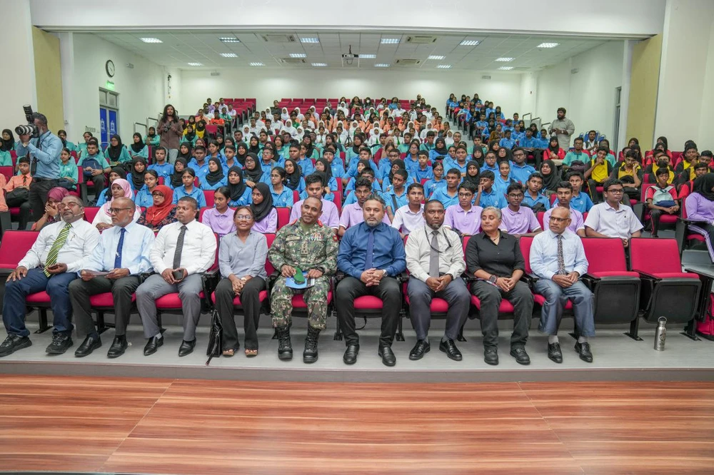 photo for ފޮޓޯ ގެލަރީ :  ގްރޭޓަރ މާލެ ސަރަހައްދުގެ ސުކޫލުތަކުގެ ސާނަވީ ދަރިވަރުންނަށް ބާއްވާ މައުލޫމާތު ދިނުމުގެ ސެޝަންގައި (ކަނޑު ފަޅަށް ލޯ ހުޅުވަމާ) ވަޒީރު އަޙްމަދު ޝިޔާމް ބައިވެރިވެވަޑިގަތުން